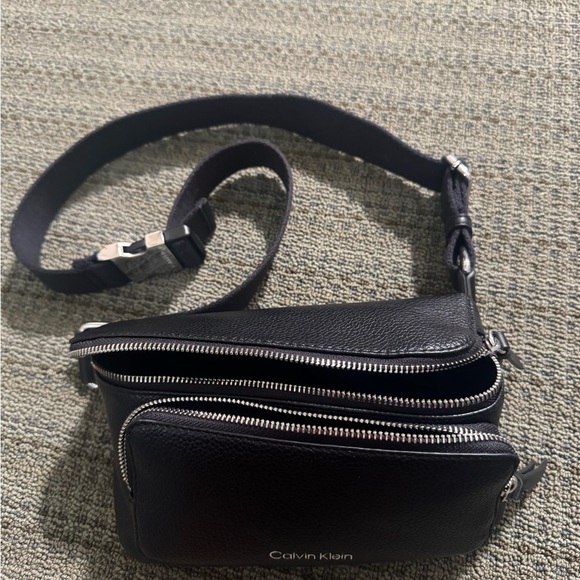 Calvin Klein Black Belt Bag with Sleek Design - Picture 1 of 4